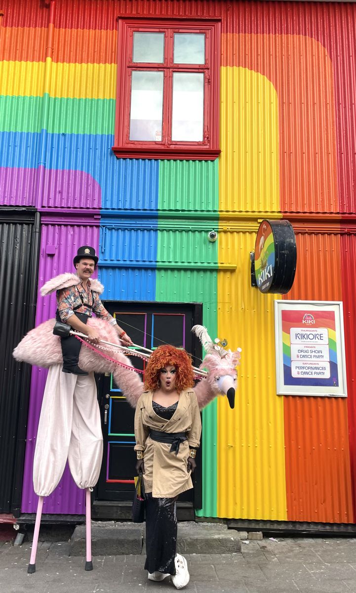 Pride-hátíð fyrir utan regnbogahúsið