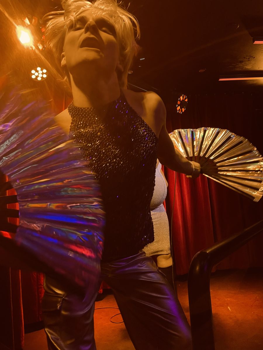 Listamaður á sviði á Kíkí Queer Bar